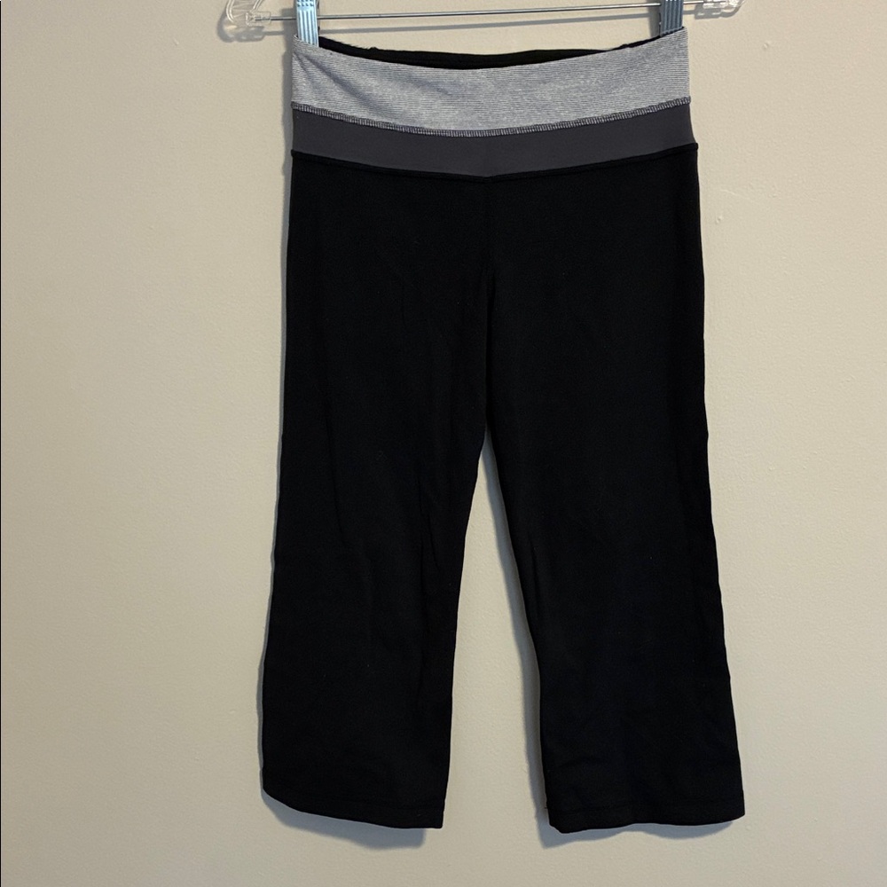 Lululemon Athletica Black and Gray Capris